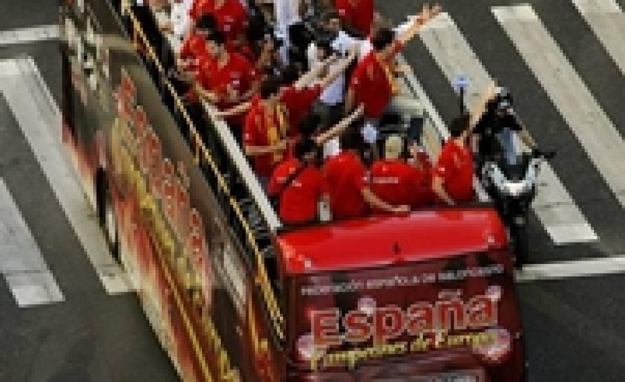 La selección española de baloncesto celebra su victoria en el Eurobasket en un autobús turístico UNVI