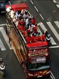 La selección española de baloncesto celebra su victoria en el Eurobasket en un autobús turístico UNVI