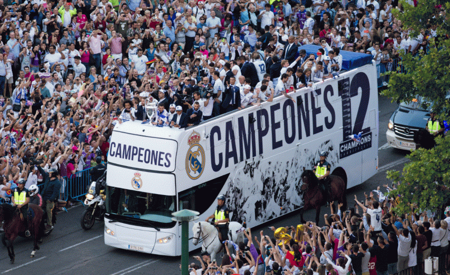 El Real Madrid llega a la Cibeles en un autobús Urbis DD de UNVI