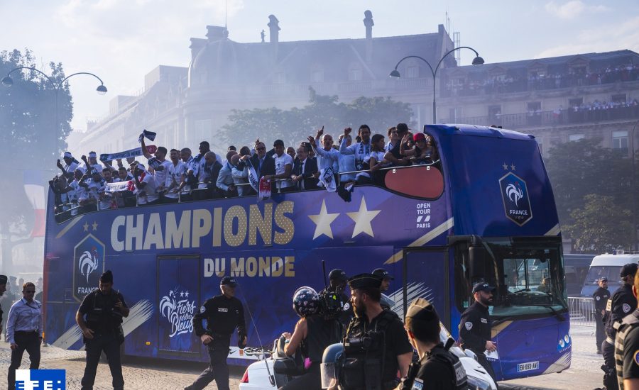 FRANCIA CELEBRA SU VICTORIA EN EL MUNDIAL DE FÚTBOL DE RUSIA 2018 EN UN AUTOBÚS UNVI