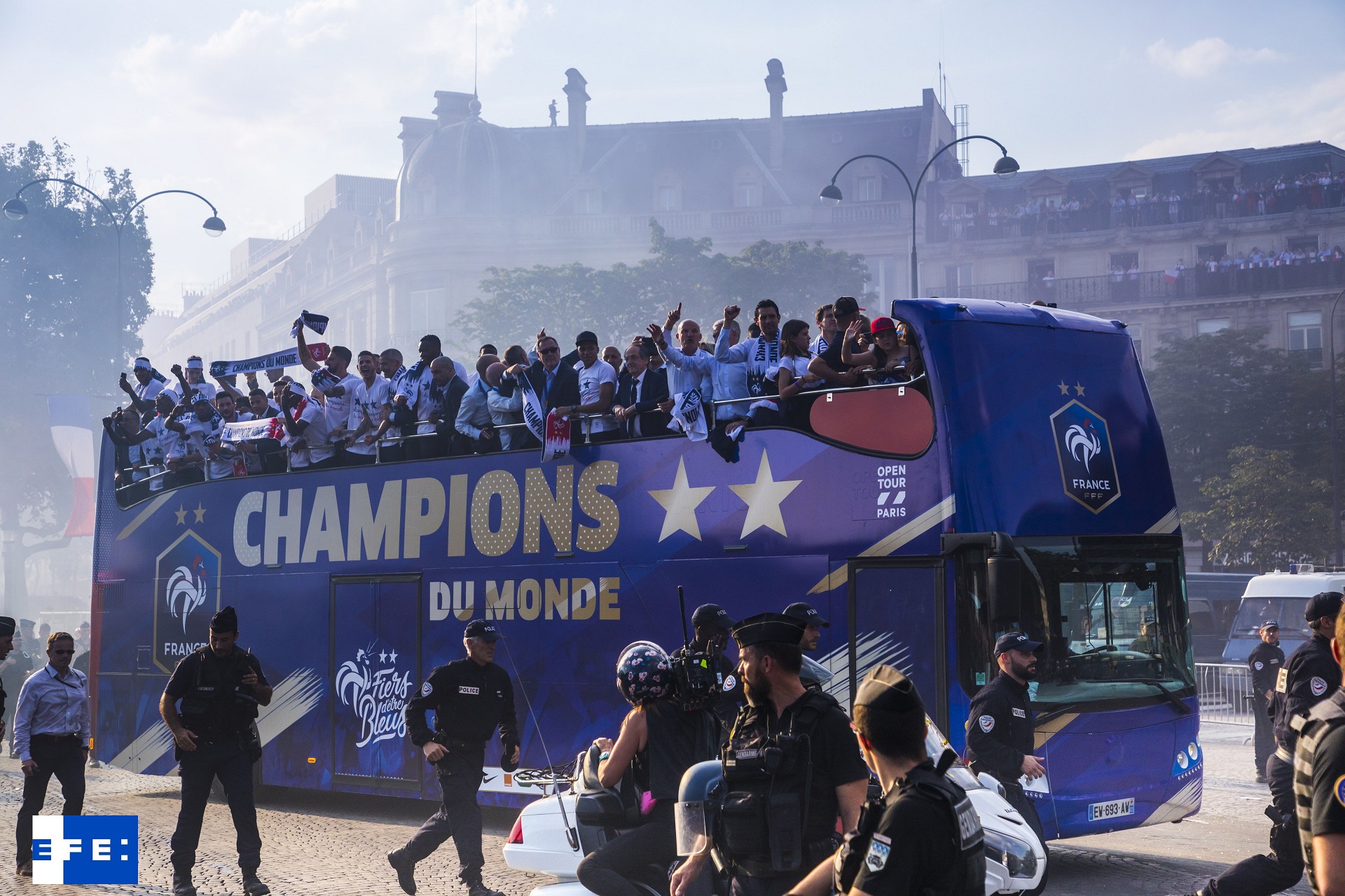 FRANCIA CELEBRA SU VICTORIA EN EL MUNDIAL DE FÚTBOL DE RUSIA 2018 EN UN AUTOBÚS UNVI