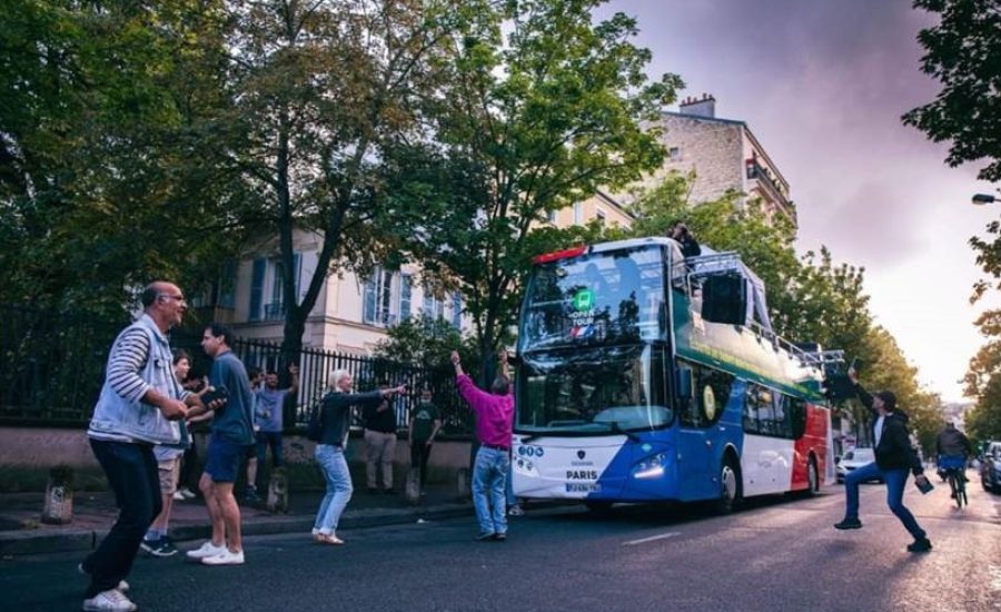 Nuestros autobuses doble piso turísticos a GNC participan en la Fiesta de la Música 2020 en París