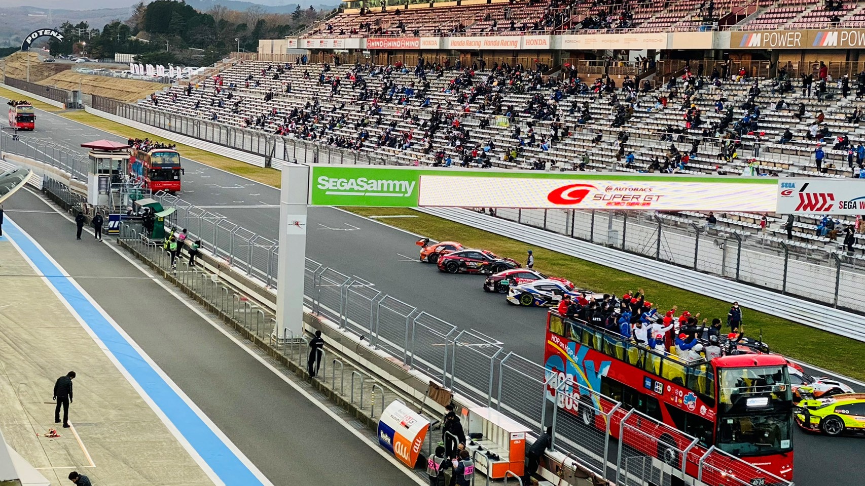 SKYBUS y sus flamantes autobuses UNVI DDOT en las Super GT series en Fuji