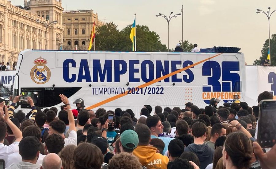 El Madrid celebra su Liga número 35 en un autobús descapotable Urbis DD de UNVI