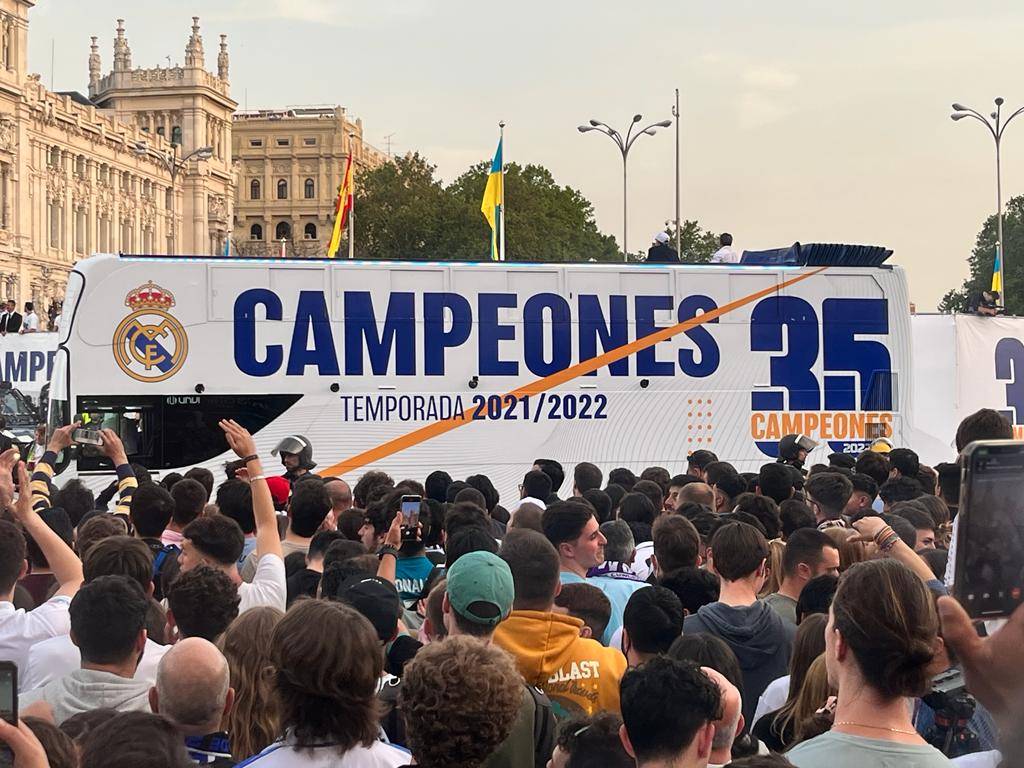 El Madrid celebra su Liga número 35 en un autobús descapotable Urbis DD de UNVI