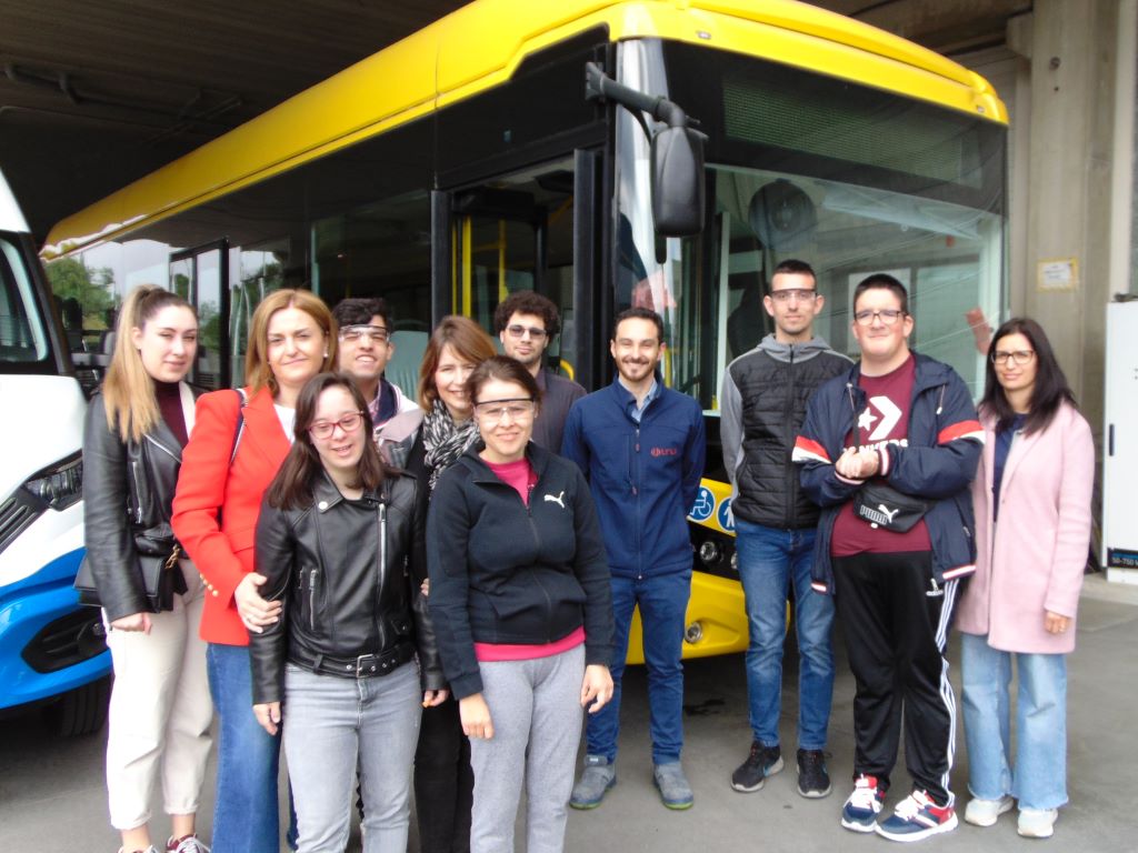 Visita a las instalaciones de UNVI por el alumnado del Programa Universitario para el Empleo y la Vida Autónoma