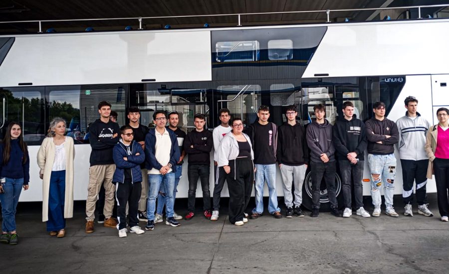 Visita del alumnado de Automoción del IES A Laboral a UNVI