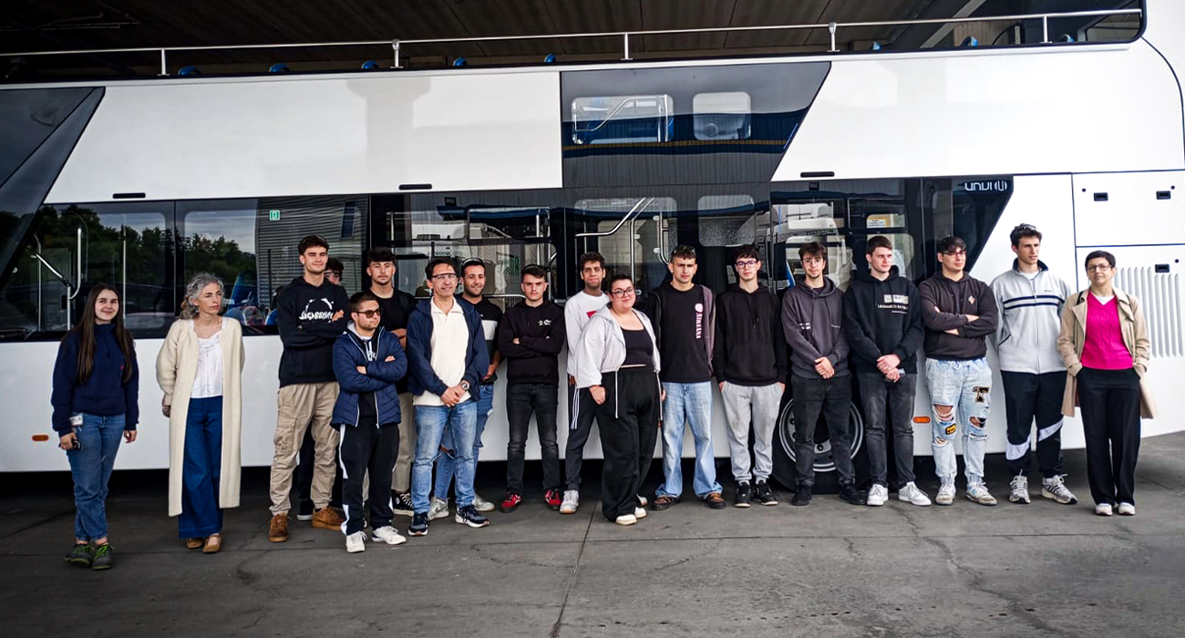 Visita del alumnado de Automoción del IES A Laboral a UNVI